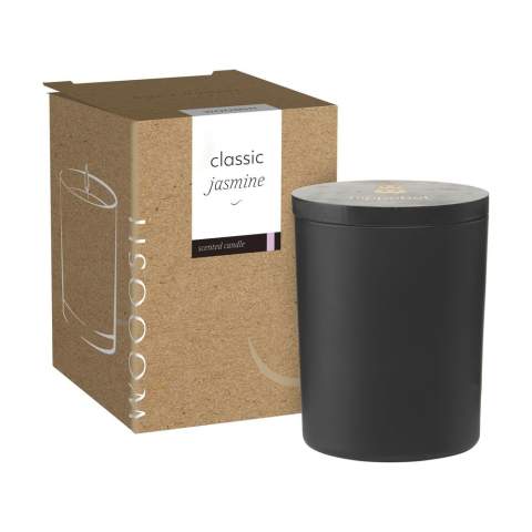 Bougie parfumée Wooosh Classic Jasmine décorative moulée dans un verre coloré avec une belle finition mate et scellée avec un couvercle en bois décoratif. La bougie parfumée est fabriquée à partir de cire de soja écologique avec 5% d'huile de parfum aromatique. Allumez la bougie et découvrez l'arôme floral puissant et la douceur du jasmin blanc. Cette fleur a un parfum particulier, distinct, avec une combinaison de notes sucrées, épicées et musquées qui remplissent la pièce où la bougie brûle. Cette luxueuse bougie parfumée, avec env. 10 heures de combustion, s'adapte à tous les environnements et apporte une atmosphère relaxante à toutes les ambiances. Le cadeau parfait pour toute occasion. Par pièce dans une Wooosh boîte cadeau luxueuse.