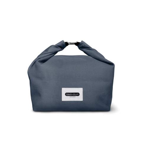 Die aus recyceltem PET hergestellte Tasche bietet ausreichend Platz für all Ihre Lebensmittel und Getränke für unterwegs, z. B. für eine Lunchbox oder Ihre Getränke. Die versiegelte Konstruktion hält den Inhalt kühl; außerdem ist sie wasserabweisend und leicht abzuwischen. Sie können sie sogar an Ihrem Fahrrad oder einer anderen Tasche befestigen, um sie einfach zu transportieren. Nur Handwäsche