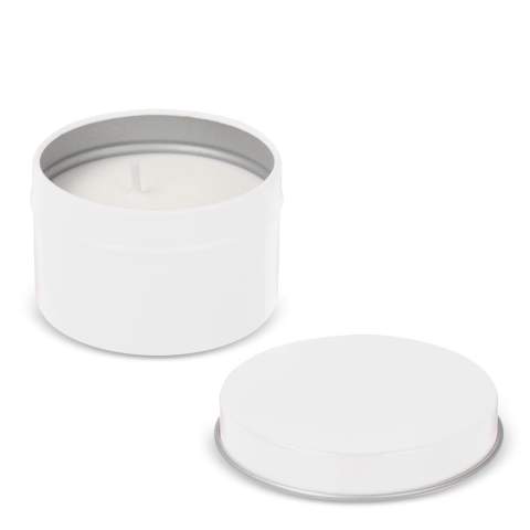 Deze duurzame kaars met vanillegeur, gemaakt van plantaardige wax, wordt geleverd in een grotere gerecyclede blikken houder. Met een brandtijd van 5 tot 6 uur is hij perfect om een warme, rustgevende sfeer te creëren. Plaats voor de veiligheid de kaars op het deksel als je hem aansteekt om oppervlakken te beschermen.