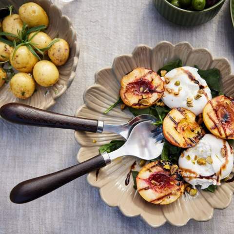Astrid saladebestek, een combinatie van roestvrij staal en mooi chocoladebruin wengéhout. De combinatie is spannend met een stoer tintje. Wordt geleverd in een giftbox