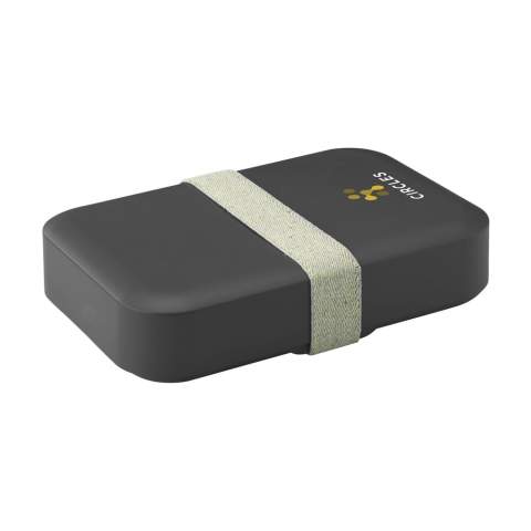 Lunchbox van het merk Amuse. Gemaakt van 100% post-productie gerecycled PP plastic. De sluitelastiek is gemaakt van 33% geupcycled denim en van 66% Tencel, een stof gemaakt van natuurlijke houtcellulose, en daardoor recyclebaar. De lunchbox is in hoogte verstelbaar. Food Safe. Vaatwasserbestendig. Voor behoud van de opdruk wordt met de hand afwassen aanbevolen. Made in Europe.      Tijdens het productieproces voor het maken van verschillende voedselveilige keukenproducten, blijven er vaak restjes over. In plaats van ze weg te gooien, wordt dit plastic afval verzameld en tot korrels verwerkt. Van deze korrels worden nieuwe producten gemaakt. Optioneel: Per stuk in kraft doos.