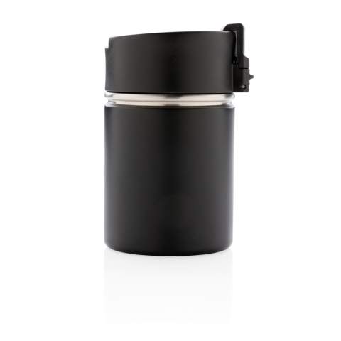 Geniet van de heerlijke smaak van uw koffie, en alleen van koffie in compact formaat! Maar wat u ook uit deze beker drinkt, u zult geen bijsmaak ervaren. Op de binnenwand is een keramiek coating aangebracht die de metaalachtige bijsmaak volledig elimineert. Deze vacuüm geïsoleerde mok houdt uw drankjes tot 5 uur warm (of 15 uur koud). Lekvrije deksel. Inhoud: 220ml. Geregistreerd ontwerp®<br /><br />HoursHot: 5<br />HoursCold: 15