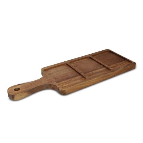 Voeg een vleugje luxe toe aan je tafel met deze stijlvolle InSideOut serveerplank van acaciahout, compleet met drie rechthoekige keramische schaaltjes, elk met een prachtig uniek karakter dankzij hun speciale glazuurtechniek. Door het hoogglanzende glazuurproces krijgt elk schaaltje zijn eigen uitstraling, wat zorgt voor een elegante en authentieke presentatie.
De keramische schaaltjes zijn niet alleen mooi, maar ook bijzonder sterk en bestand tegen beschadigingen, dankzij het bakproces op hoge temperaturen. Perfect voor het serveren van nootjes, pinda's of olijven tijdens een borrel, maar ook ideaal om te gebruiken tijdens het ontbijt voor vers fruit of andere lekkernijen.
Met deze veelzijdige set creëer je een stijlvolle en unieke presentatie voor elk moment.
