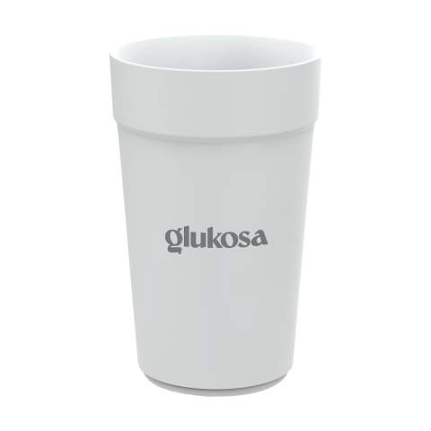 Gobelet réutilisable et empilable de la marque Circulware. Ce gobelet est fabriqué à partir de plastique de haute qualité et peut être réutilisé jusqu'à 500 fois. Sa taille généreuse le rend idéal pour le café ou le thé, la soupe chaude, un smoothie rafraîchissant ou un milkshake. Une excellente alternative au gobelet jetable. Ce gobelet est léger, facile à nettoyer et empilable, et un excellent gain de place. Sans BPA et approuvé pour les aliments. Passe au lave-vaisselle et au micro-ondes. 100% recyclable. Ce gobelet contribue à une économie circulaire. Conception hollandaise. Fabriqué en Hollande. Capacité 400 ml.