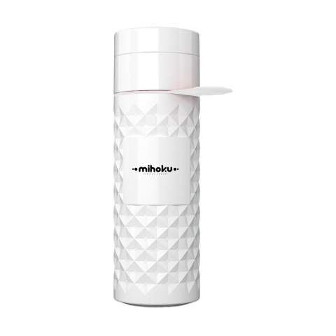Wiederverwendbare Wasserflasche der Marke Join The Pipe. Diese Flasche besteht aus BIO HDPE. Ein Kunststoff, der aus dem Abfall der Zuckerrohrpflanze hergestellt wird. Das wunderschöne 3D-Diamantmuster verleiht der Flasche ein einzigartiges Erscheinungsbild. Die Flasche hat 2 Öffnungen mit Schraubverschluss: eine Trinköffnung und eine großzügige Öffnung zum einfachen Reinigen der Flasche oder zum Einfüllen von Eiswürfeln. Mit praktischer Gummi-Trageschlaufe. Auslaufsicher und BPA-frei. Spülmaschinengeeignet bis zu 65°C. Um den Aufdruck zu erhalten, wird Waschen von Hand empfohlen. Fassungsvermögen: 500 ml. Made in Holland.