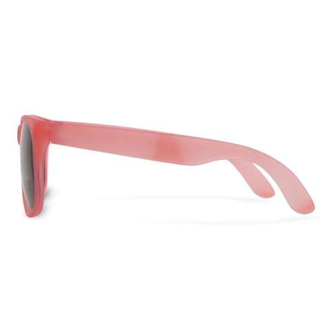Ces lunettes blanc de soleil uniques changent de couleur lorsqu'elles entrent en contact avec la lumière du soleil. Vous obtenez ainsi l'effet surprenant du changement de couleur en plus d'une paire de lunettes élégante.