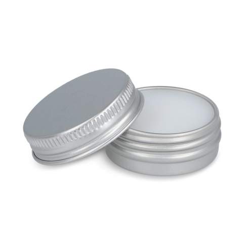 Baume à lèvres dans une boîte ronde avec couvercle à vis, fabriqué à partir d'aluminium recyclé. Apporte un soin doux et hydratant aux lèvres. Compact et écologique, il est facile à utiliser au quotidien.