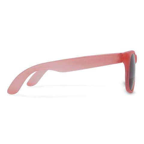 Ces lunettes blanc de soleil uniques changent de couleur lorsqu'elles entrent en contact avec la lumière du soleil. Vous obtenez ainsi l'effet surprenant du changement de couleur en plus d'une paire de lunettes élégante.