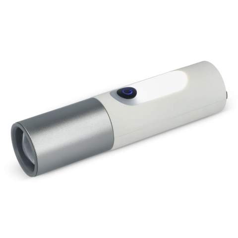 Restez prêt avec cette lampe de poche LED de 300 lumens, dotée d'une lumière vive de 10 W et de plusieurs modes (élevé, faible, stroboscopique, éteint). Alimentée par une batterie rechargeable de 1 200mAh, elle offre 2,5 heures d'autonomie et une charge USB-C. Compacte, durable et parfaite pour une utilisation quotidienne. Câble USB-C à USB-C de 30 cm inclus.