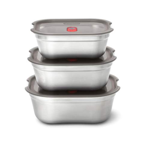 Ce lot de trois boîtes de préparation de repas en acier inoxydable allant au micro-ondes est conçu pour une utilisation quotidienne : léger, durable et hermétique. Elles sont idéales pour le stockage des aliments, les déjeuners sur le pouce ou les repas au four. Chaque récipient est doté d'une structure innovante en acier résistant au micro-ondes et d'un couvercle étanche, scellé sous vide, qui conserve les aliments frais plus longtemps. Le couvercle semi-transparent vous permet de voir d'un coup d'œil ce qu'il y a à l'intérieur, tandis que la base en acier inoxydable de haute qualité passe au lave-vaisselle, au congélateur et au four (le couvercle ne passe pas au four). Le système unique de fermeture du couvercle vous permet de passer vos aliments au micro-ondes sans retirer le couvercle, ce qui réduit le temps de chauffe et évite les éclaboussures. Conçus pour s'emboîter pour un rangement compact, ces récipients sans BPA offrent une fonctionnalité intelligente pour chaque repas.