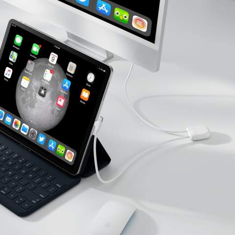 De 27Watt ICE-C oplaadkabel is onze nieuwste multi-oplaadkabel, met een dubbele USB &amp; USB-C ingang en een dubbele USB-C &amp; lightning uitgang. De kabel heeft een lengte van twee keer 50 cm en ondersteunt gegevensoverdracht en autoplay. De totale gerecyclede inhoud is 55% gebaseerd op het gewicht van het artikel. De kabel is verpakt in een duurzame FSC-gecertificeerde papieren envelop.