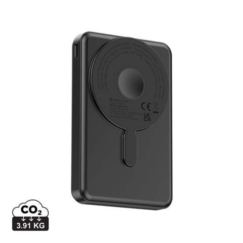 Delano, die 10000mAh-5-in-1 20W-PD-Schnellladepowerbank ist mit einem  magnetischen 15W-Ladegerät ausgestattet, mit dem Sie Ihr Telefon mit maximaler Geschwindigkeit kabellos aufladen können. Ebenso können Sie auch Ihre AirPods oder Apple Watch aufladen. Benötigen Sie einen noch schnelleren Energieschub, um den Tag zu überstehen? Redwood unterstützt das blitzschnelle Laden mit 20W über seinen USB-C-Anschluss, sowohl zum Aufladen der Powerbank selbst als auch zum Aufladen Ihres Geräts. Sie verfügt auch über ein integriertes USB-C-Schnellladekabel und ein integriertes Lightning-Kabel. Mit dem integrierten Ständer können Sie Ihr Telefon während des Ladevorgangs aufstellen, um z.B. Filme anzusehen. Hergestellt aus rec. ABS- & PC-Kunststoff hergestellt; nach dem RCS-Standard (Recycled Claim Standard) zertifiziert. Der Gesamtanteil an rec. Material beträgt 24% des Gesamtgewichts des Artikels. Urban Vitamin-Produkte sind ohne PVC hergestellt und in kunststoffreduzierten Verpackungen verpackt.<br /><br />WirelessCharging: true<br />PowerbankCapacity: 10000<br />PVC free: true