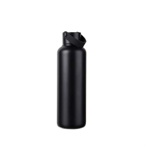 Bouteille sous vide à double paroi, fabriquée en acier inoxydable recyclé certifié RCS, offre à la fois performance et style. Conçue avec une poignée minimaliste en PU et des détails noirs qui capturent l'essence de la série Baltimore. L'isolation à double paroi maintient la température des boissons froides jusqu'à 12 heures, et chaudes jusqu'à 6 heures, que vous ayez besoin de rester au frais avec une boisson réfrigérée ou de déguster une boisson chaude lors de vos déplacements. Ne passe ni au lave-vaisselle ni au micro-ondes, mais se lave uniquement à la main. Certifié par RCS (Recycled Claim Standard), la certification RCS garantit que l'ensemble de la chaîne d'approvisionnement en matériaux recyclés est certifiée. Le contenu recyclé total est basé sur le poids total du produit. Ce produit contient 80 % d'acier inoxydable recyclé certifié RCS.<br /><br />HoursHot: 6<br />HoursCold: 12