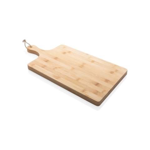 Plateau de service rectangulaire en bambou Ukiyo idéal pour servir du fromage, de la charcuterie et des amuse-gueules. Peut également être utilisé comme planche à découper, ce qui en fait un élément polyvalent dans votre cuisine ! Le plateau est non traité mais peut être traité à l'huile si vous le souhaitez. Ne passe pas au lave-vaisselle, laver à la main uniquement. Emballé dans une boîte cadeau kraft.