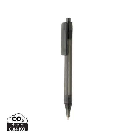 Deze prachtige pen is gemaakt van 100% gerecycled GRS-gecertificeerd RPET. GRS-certificering zorgt voor een volledig gecertificeerde toeleveringsketen van de gerecyclede materialen. Totaal gerecycled materiaal: 80% op basis van het totale gewicht van het item. Absoluut perfect voor het communiceren van uw merkboodschap. Inclusief ca. 1200 m schrijflengte Duitse Dokumental® blauwe inktvulling met TC-ball voor ultraglad schrijven.