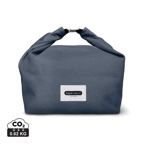 Die aus recyceltem PET hergestellte Tasche bietet ausreichend Platz für all Ihre Lebensmittel und Getränke für unterwegs, z. B. für eine Lunchbox oder Ihre Getränke. Die versiegelte Konstruktion hält den Inhalt kühl; außerdem ist sie wasserabweisend und leicht abzuwischen. Sie können sie sogar an Ihrem Fahrrad oder einer anderen Tasche befestigen, um sie einfach zu transportieren. Nur Handwäsche