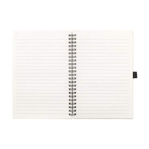 WoW! Carnet de notes A5 avec couverture en briques de lait recyclées (jusqu'à 70%). Avec environ 70 feuilles / 140 pages de papier ligné de couleur crème (80 g/m²) et un porte-stylo pratique. Reliure solide en spirale.  Les cartons de lait sont composés d'aluminium, de papier et de plastique. Ces matériaux sont séparés les uns des autres et le papier restant est utilisé pour fabriquer la couverture de ce carnet. En raison de l'utilisation de matériaux recyclés, petites imperfections dans le matériau peuvent être visibles. Cela confère au produit un aspect unique.