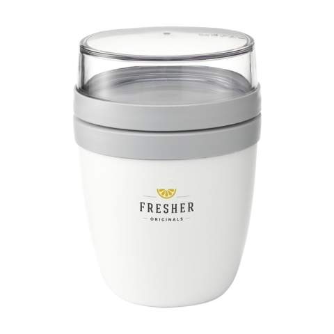 Dieser Plastikbehälter der Marke Mepal ist ein praktisches Produkt zum Mitführen von Lebensmitteln. Der Behälter hat zwei Teile. Durch eine Drehbewegung lassen sich die beiden Teile voneinander trennen. Beide Teile haben einen separaten Deckel. Die ideale Lösung, um Geschmiere beim Mischen zu vermeiden. Das Fassungsvermögen des oberen, transparenten Behälters beträgt 200 ml, d. h. dort ist Platz für ca. 75 g Müsli oder Obst. Das Fassungsvermögen des unteren Behälters bietet mit 500 ml genug Platz für eine Portion Suppe, Nudeln oder Joghurt. Ein qualitativ hochwertiges Produkt. Lebensmittelgeprüft und auslaufsicher. Geeignet für Mikrowelle (außer Deckel) und Gefriertruhe. 2 Jahre Mepal Herstellergarantie. Hergestellt in den Niederlanden.     LAGERBESTANDSINFORMATION: Bis zu 1.000 Stück innerhalb von 10 Arbeitstagen verfügbar. Ausnahmen vorbehalten. Verpackt pro Stück.