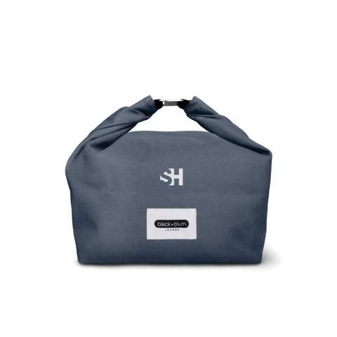 Die aus recyceltem PET hergestellte Tasche bietet ausreichend Platz für all Ihre Lebensmittel und Getränke für unterwegs, z. B. für eine Lunchbox oder Ihre Getränke. Die versiegelte Konstruktion hält den Inhalt kühl; außerdem ist sie wasserabweisend und leicht abzuwischen. Sie können sie sogar an Ihrem Fahrrad oder einer anderen Tasche befestigen, um sie einfach zu transportieren. Nur Handwäsche