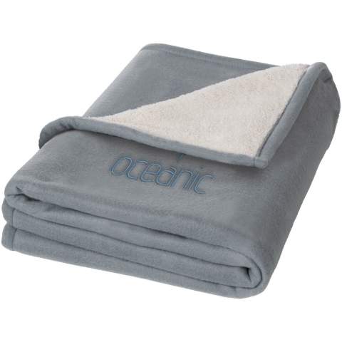 Se réchauffer rapidement n'est pas difficile avec la luxueuse couverture Springwood en polaire douce et en sherpa à carreaux mesurant 150 x 125 cm. La couverture est fabriquée à partir d'une combinaison de polaire de 140 g/m² et de sherpa de 180 g/m². Cette composition offre un matériau doux et confortable qui crée rapidement la chaleur nécessaire et retient la chaleur corporelle. En outre, elle est légère et facile à entretenir. Pour ranger la couverture, il suffit de la rouler et de la mettre dans la pochette incluse avec fermeture à cordon. La couverture est munoe d'une fermeture zippée sur le côté pour faciliter le marquage.