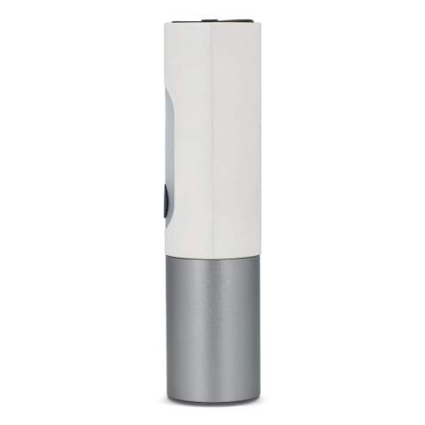 Restez prêt avec cette lampe de poche LED de 300 lumens, dotée d'une lumière vive de 10 W et de plusieurs modes (élevé, faible, stroboscopique, éteint). Alimentée par une batterie rechargeable de 1 200mAh, elle offre 2,5 heures d'autonomie et une charge USB-C. Compacte, durable et parfaite pour une utilisation quotidienne. Câble USB-C à USB-C de 30 cm inclus.
