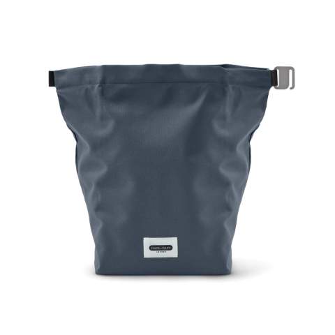 Die aus recyceltem PET hergestellte Tasche bietet ausreichend Platz für all Ihre Lebensmittel und Getränke für unterwegs, z. B. für eine Lunchbox oder Ihre Getränke. Die versiegelte Konstruktion hält den Inhalt kühl; außerdem ist sie wasserabweisend und leicht abzuwischen. Sie können sie sogar an Ihrem Fahrrad oder einer anderen Tasche befestigen, um sie einfach zu transportieren. Nur Handwäsche