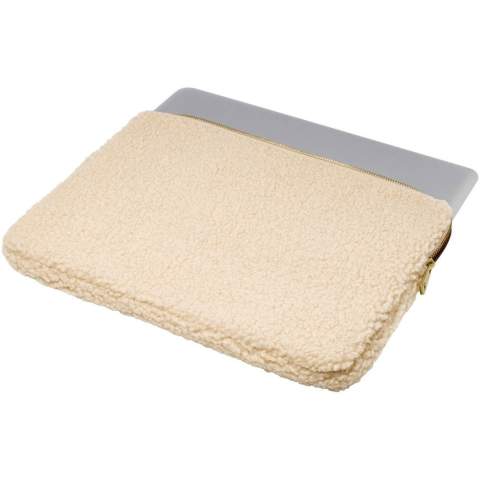 Die Bear Sherpa-Laptophülle besteht aus GRS-zertifiziertem recyceltem Polyester. Sie verfügt über ein geräumiges Hauptfach für einen 13" Laptop sowie über zwei Innentaschen zur ordentlichen Verstauung von Zubehör. Fassungsvermögen: 2 Liter.