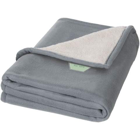 Se réchauffer rapidement n'est pas difficile avec la luxueuse couverture Springwood en polaire douce et en sherpa à carreaux mesurant 150 x 125 cm. La couverture est fabriquée à partir d'une combinaison de polaire de 140 g/m² et de sherpa de 180 g/m². Cette composition offre un matériau doux et confortable qui crée rapidement la chaleur nécessaire et retient la chaleur corporelle. En outre, elle est légère et facile à entretenir. Pour ranger la couverture, il suffit de la rouler et de la mettre dans la pochette incluse avec fermeture à cordon. La couverture est munoe d'une fermeture zippée sur le côté pour faciliter le marquage.