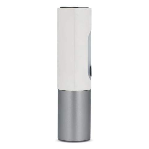 Restez prêt avec cette lampe de poche LED de 300 lumens, dotée d'une lumière vive de 10 W et de plusieurs modes (élevé, faible, stroboscopique, éteint). Alimentée par une batterie rechargeable de 1 200mAh, elle offre 2,5 heures d'autonomie et une charge USB-C. Compacte, durable et parfaite pour une utilisation quotidienne. Câble USB-C à USB-C de 30 cm inclus.