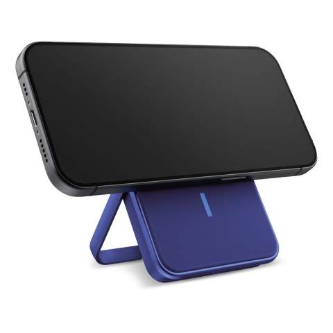 Un Powerbank magnétique sans fil ultra-mince de 5000 mAh. C'est la solution idéale pour la recharge sans fil lorsque vous êtes en déplacement. Grâce à ses puissants aimants, il reste fermement fixé à votre téléphone ou à votre étui doté d'une fonction magnétique (iPhone 12 et ultérieurs). Le Powerbank est fabriqué à partir de matériaux légers. Avec ses coins arrondis et sa finition métallique, il attire tous les regards ! Sortie sans fil 5W/7,5W. Sortie totale 5V/3A. Convient à tous les téléphones et autres produits qui prennent en charge la charge sans fil et USB-C jusqu'à un maximum de 20W PD.
