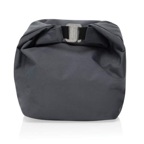 Die aus recyceltem PET hergestellte Tasche bietet ausreichend Platz für all Ihre Lebensmittel und Getränke für unterwegs, z. B. für eine Lunchbox oder Ihre Getränke. Die versiegelte Konstruktion hält den Inhalt kühl; außerdem ist sie wasserabweisend und leicht abzuwischen. Sie können sie sogar an Ihrem Fahrrad oder einer anderen Tasche befestigen, um sie einfach zu transportieren. Nur Handwäsche