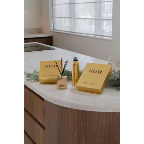 Un set cadeau de produits pour la maison et le corps au parfum Euphoria de la marque Janzen. Contenu : • Bâtonnets parfumés – 100 ml • Mousse de douche – 200 ml. La combinaison de ces produits vous offre l’expérience ultime de la fragrance Euphoria, tant sous la douche que dans votre maison. Plusieurs univers se rencontrent dans ce parfum riche et aromatique. Laissez-vous séduire. Laissez la chaleur de l’ambre vous emmener dans un voyage au cœur de l’Orient. Une combinaison spectaculaire avec les effets purifiants et clarifiants du pamplemousse, fruit à la saveur douce et amère. Le tout accompagné de notes subtiles de menthe, de rhubarbe et de violette. Les produits raffinés sont déjà emballés dans un luxueux coffret cadeau. Emballé par set.