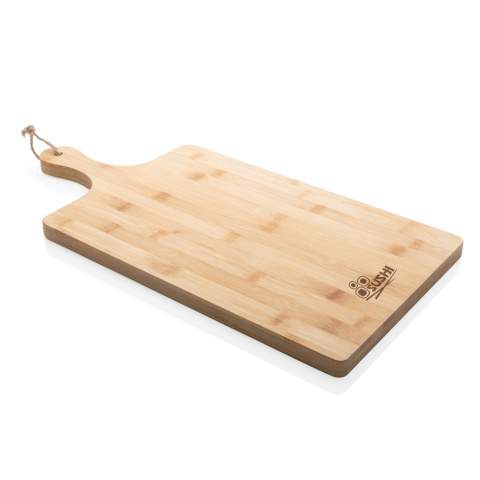 Plateau de service rectangulaire en bambou Ukiyo idéal pour servir du fromage, de la charcuterie et des amuse-gueules. Peut également être utilisé comme planche à découper, ce qui en fait un élément polyvalent dans votre cuisine ! Le plateau est non traité mais peut être traité à l'huile si vous le souhaitez. Ne passe pas au lave-vaisselle, laver à la main uniquement. Emballé dans une boîte cadeau kraft.