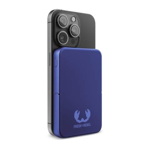 Un Powerbank magnétique sans fil ultra-mince de 5000 mAh. C'est la solution idéale pour la recharge sans fil lorsque vous êtes en déplacement. Grâce à ses puissants aimants, il reste fermement fixé à votre téléphone ou à votre étui doté d'une fonction magnétique (iPhone 12 et ultérieurs). Le Powerbank est fabriqué à partir de matériaux légers. Avec ses coins arrondis et sa finition métallique, il attire tous les regards ! Sortie sans fil 5W/7,5W. Sortie totale 5V/3A. Convient à tous les téléphones et autres produits qui prennent en charge la charge sans fil et USB-C jusqu'à un maximum de 20W PD.
