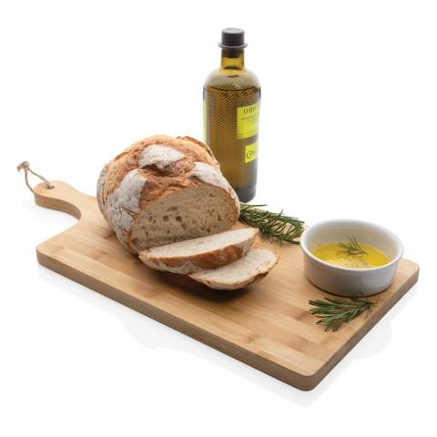 Plateau de service rectangulaire en bambou Ukiyo idéal pour servir du fromage, de la charcuterie et des amuse-gueules. Peut également être utilisé comme planche à découper, ce qui en fait un élément polyvalent dans votre cuisine ! Le plateau est non traité mais peut être traité à l'huile si vous le souhaitez. Ne passe pas au lave-vaisselle, laver à la main uniquement. Emballé dans une boîte cadeau kraft.