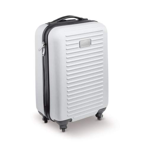 Dieser Trolley in Kabinengröße hat ein Hauptfach mit grauem Futter und ist mit einem Doppelreißverschluss ausgestattet. Der Koffer hat vier bewegliche Rollen. Mit Metallplatte zum Bedrucken. Jeweils in einer Schachtel verpackt.