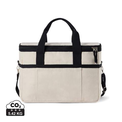 Découvrez notre panier réfrigérant spacieux, conçu pour garder vos produits préférés au frais pendant de longues périodes. Il est doté d'une bandoulière réglable et de poignées robustes pour un transport polyvalent. Fabriqué en toile recyclée de 500 g/m². La toile n'est ni teintée ni blanchie, ce qui élimine l'impact des produits chimiques sur l'environnement. Fabriqué à partir de matériaux 100 % recyclés, ce sac renforce notre engagement en faveur d'un approvisionnement responsable. Il est également doté de la technologie de traçage AWARE™, qui valide l'utilisation authentique de matériaux recyclés. 2 % des recettes de chaque produit vendu seront reversés à Water.org.