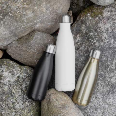 Sagaform's meest stijlvolle fles in het zwart. De geavanceerde vacuümconstructie heeft twee stalen wanden en een koperen coating om superieure isolatie te bieden zonder dat er condensatie plaatsvindt. De fles kan dranken tot 24 uur ijskoud of tot 12 uur warm houden.
