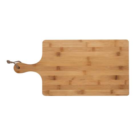 Plateau de service rectangulaire en bambou Ukiyo idéal pour servir du fromage, de la charcuterie et des amuse-gueules. Peut également être utilisé comme planche à découper, ce qui en fait un élément polyvalent dans votre cuisine ! Le plateau est non traité mais peut être traité à l'huile si vous le souhaitez. Ne passe pas au lave-vaisselle, laver à la main uniquement. Emballé dans une boîte cadeau kraft.
