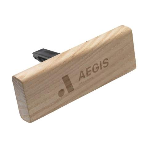 Autoparfüm in einem stilvollen, hölzernen Dufthalter der Marke Wooosh. Füllen Sie den Halter mit einem Duftstick mit dem exotischen Duft von Tropical Fruit. Klemmen Sie ihn einfach an das Lüftungsgitter Ihres Autos und lassen Sie den Luftstrom das fruchtige Aroma im ganzen Auto verteilen. Genießen Sie einen lang anhaltenden, angenehmen Duft, der jede Autofahrt in ein erfrischendes und angenehmes Erlebnis verwandelt. Dieser einzigartige Lufterfrischer ist dezent und zeitlos und wird mit 3 leicht austauschbaren Nachfüllpackungen mit dem Duft von Tropical Fruit geliefert. Pro Stück in einer luxuriösen Wooosh-Geschenkbox.