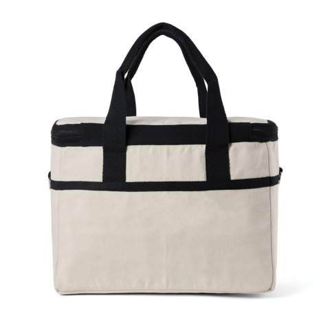 Découvrez notre panier réfrigérant spacieux, conçu pour garder vos produits préférés au frais pendant de longues périodes. Il est doté d'une bandoulière réglable et de poignées robustes pour un transport polyvalent. Fabriqué en toile recyclée de 500 g/m². La toile n'est ni teintée ni blanchie, ce qui élimine l'impact des produits chimiques sur l'environnement. Fabriqué à partir de matériaux 100 % recyclés, ce sac renforce notre engagement en faveur d'un approvisionnement responsable. Il est également doté de la technologie de traçage AWARE™, qui valide l'utilisation authentique de matériaux recyclés. 2 % des recettes de chaque produit vendu seront reversés à Water.org.