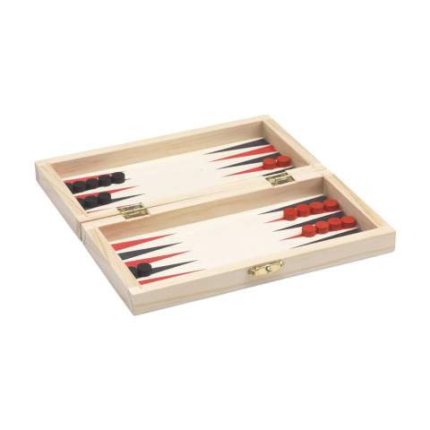WoW! Boîte de jeu avec 3 jeux : jeu de dames, échecs et Backgammon. Comprend des pièces de jeu en bois et un dé. La boîte est fabriquée en bois de pin FSC 100% certifié. Avec des images des jeux de société à l'extérieur et à l'intérieur. Règles du jeu incluses. Chaque article est fourni dans une boite individuelle en papier kraft marron.