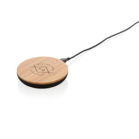 Dieser 5W Wireless-Charger fügt sich perfekt in Ihr zu Hause. Schließen Sie den Bamboo X einfach mit dem 150cm langen USB-Kabel an einer Stromquelle an und laden Sie Ihr Smartphone wann immer Sie möchten. Das Gehäuse besteht aus Bambus und der Stoff ist eine Mischung aus 30% Baumwolle, 40% Hanf und 30% recyceltem PET. Wireless Charging ist kompatibel mit allen QI-fähigen Geräten  wie der neusten Android Generation sowie iPhone 8, 8Plus und X. Input: 5V/2A. Wireless Output: 5V/1A 5W. Registered design®. In 100% platsikfreier Verpackung verpackt.<br /><br />WirelessCharging: true