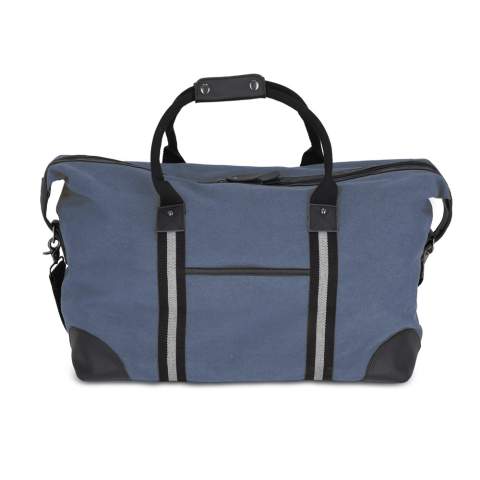 Sac de week-end élégant en toile de coton recyclée. Il est doté d'une sangle réfléchissante 100 % recyclée, de fermetures éclair et de tirettes de luxe, et d'une doublure en polyester 100 % recyclé. Comprend une bandoulière amovible réglable, une poche frontale et deux poches intérieures, dont une avec fermeture éclair.