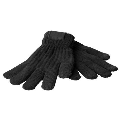 In der modernen Welt dreht sich alles um Konnektivität. Die Fingerspitzen unserer Handschuhe sind mit leitfähigen Fasern ausgestattet, um Touchscreen-Geräte zu bedienen. Ganz gleich, ob Sie Ihr Smartphone, Tablet oder ein anderes Touchscreen-Gerät verwenden, Sie können es mühelos bedienen, ohne die Handschuhe ausziehen zu müssen. Mit einem Transfer auf dem Label können Sie diese funktionellen und warmen Handschuhe besonders einzigartig machen. Die Handschuhe sind aus 100% Polyacryl gefertigt und lassen sich perfekt mit unserer Mütze 1450 und dem Schal 1484 kombinieren. Erhältlich in zwei zeitlosen Farben, marineblau und schwarz.  
