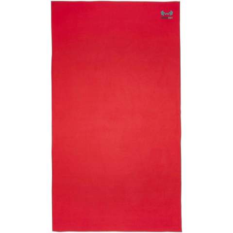 De Pieter sporthanddoek absorbeert zeer goed, is licht, droogt snel en de stof is duurzaam en extreem zacht. Wanneer de handdoek is opgevouwen en vastgezet met de elastische band, is deze zeer compact, waardoor hij geschikt is om mee te nemen naar de sportschool, het zwembad of voor tijdens het backpacken of kamperen. De handdoek heeft een afmeting van 180 x 100 cm en is gemaakt van 90% GRS gerecycled polyester en 10% nylon en kan in de wasmachine gewassen worden op 40 °C. Geleverd met een opbergzakje (25 x 8,5 cm) gemaakt van gerecycled PET-plastic, dat een groot oppervlak biedt voor het afdrukken van een logo.