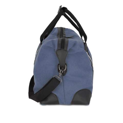 Sac de week-end élégant en toile de coton recyclée. Il est doté d'une sangle réfléchissante 100 % recyclée, de fermetures éclair et de tirettes de luxe, et d'une doublure en polyester 100 % recyclé. Comprend une bandoulière amovible réglable, une poche frontale et deux poches intérieures, dont une avec fermeture éclair.