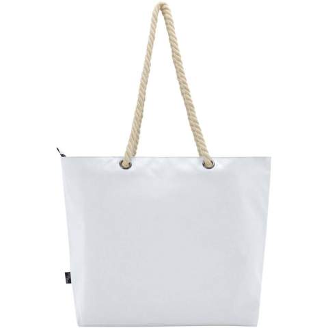 The Panama cooler tote bag is made from GRS certified recycled polyester, and features a large zipped main compartment, and high-quality aluminium foil and cotton cord handles. Suitable for various activities such as grocery shopping or for a day at the beach or in the park. Volume capacity: 23 litres. Resistance up to 10 kg weight. PVC free.