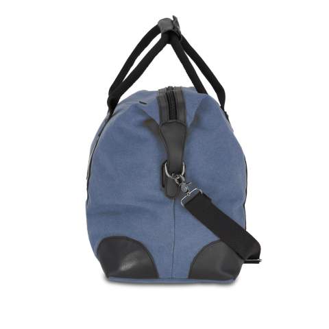 Sac de week-end élégant en toile de coton recyclée. Il est doté d'une sangle réfléchissante 100 % recyclée, de fermetures éclair et de tirettes de luxe, et d'une doublure en polyester 100 % recyclé. Comprend une bandoulière amovible réglable, une poche frontale et deux poches intérieures, dont une avec fermeture éclair.