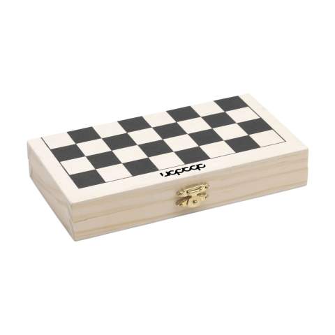 WoW! Boîte de jeu avec 3 jeux : jeu de dames, échecs et Backgammon. Comprend des pièces de jeu en bois et un dé. La boîte est fabriquée en bois de pin FSC 100% certifié. Avec des images des jeux de société à l'extérieur et à l'intérieur. Règles du jeu incluses. Chaque article est fourni dans une boite individuelle en papier kraft marron.